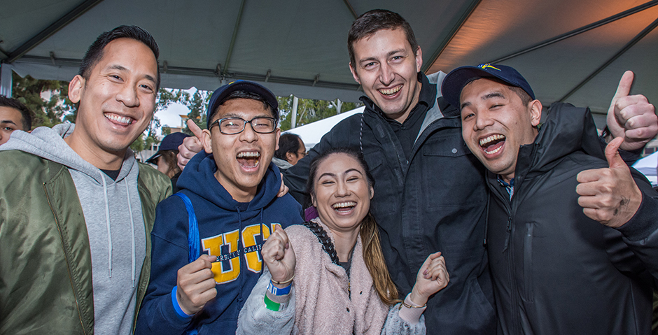 alumni cheering